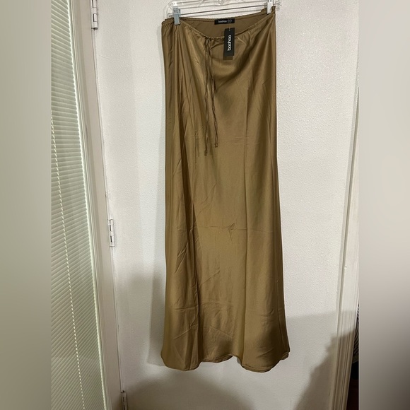 A line Maxi Boohoo size 24 maxi skirt slip plus size satin draw cord camel - Picture 1 of 5